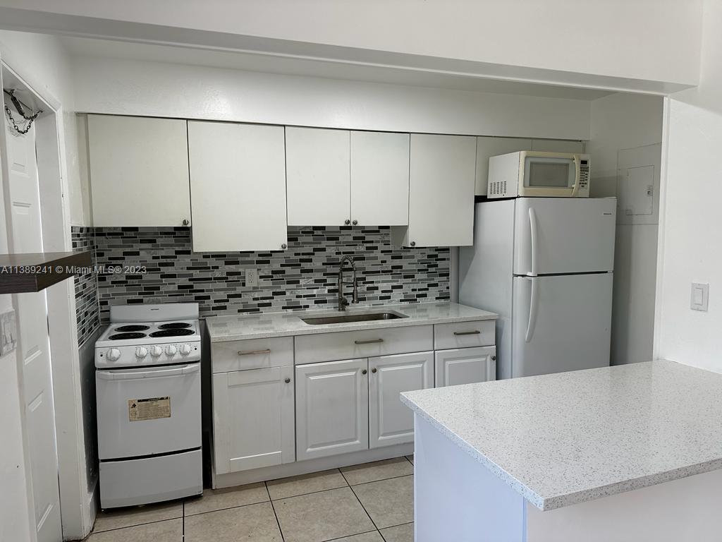 Remodeled one bedroom apartment in Royal Poinciana close to Sheridan and US-1.
Assigned parking space next to the apartment. Close to Publix and restaurants.
Additional $100 contribution for electricity, water and garbage/sewer.
First, last and one month security. Minimum credit score of 620 and 2.5x income.
Available immediately, rapid approval.