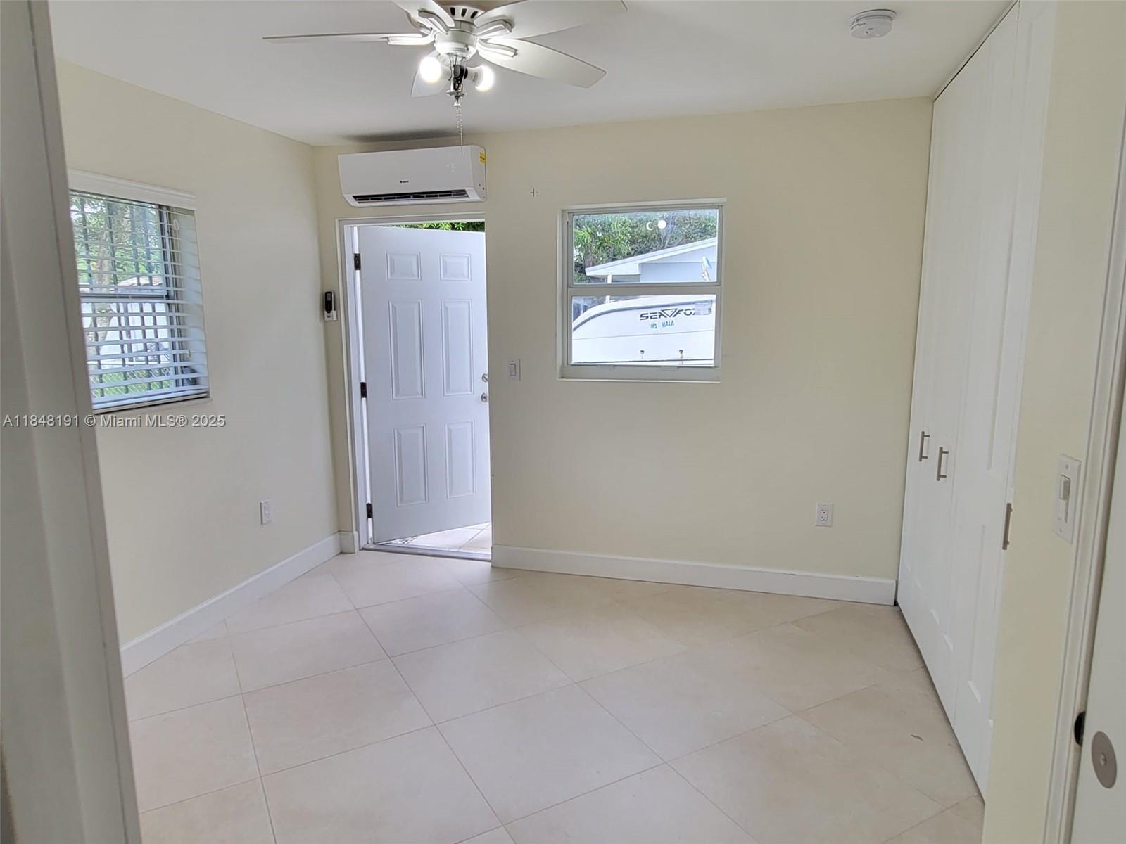 For Rent – 1 Bed / 1 Bath with Private Entrance
Well-maintained room with a private entrance. This inviting space offers a comfortable layout, ample natural light, and a clean, neutral finish throughout. Enjoy the privacy and convenience of a separate entrance in a residential setting.