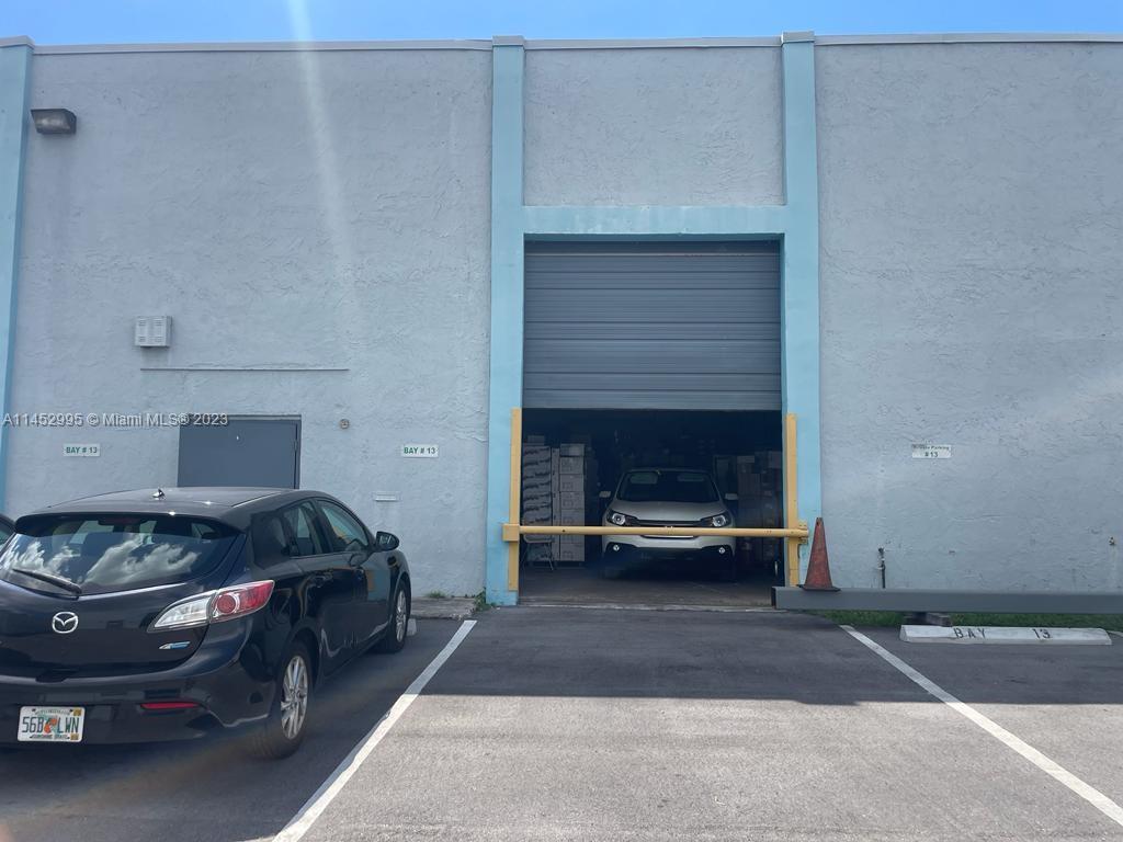 Great Corner Warehouse Space of 2,467 SF with 2 restrooms. and 3 assigned parking! Excellent location close to the Airport, Palmetto and 836 Expressway.