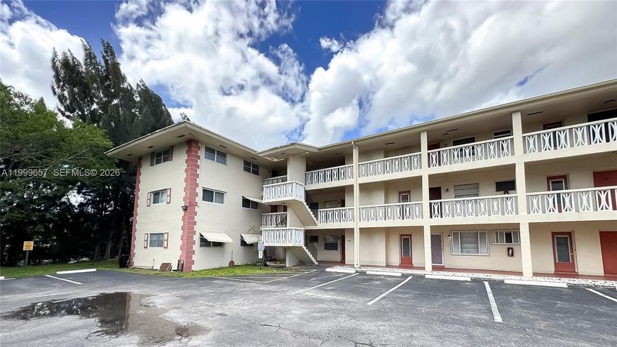 Great investment opportunity in Plantation! Excellent for flipping or a quick remodel-and-rent strategy. Needs new flooring and baseboards, fresh paint, a new oven, a new microwave, and a few minor extra touches. Nothing major. Unit is vacant and easy to show. TV does not convey.