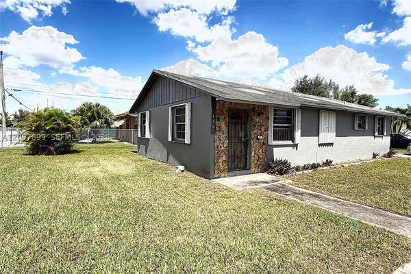 480 NW 14TH ST, FLORIDA CITY, FL 33034 - Image 8b2dbdd324316a23d0f59bb08d19df98/2138508149