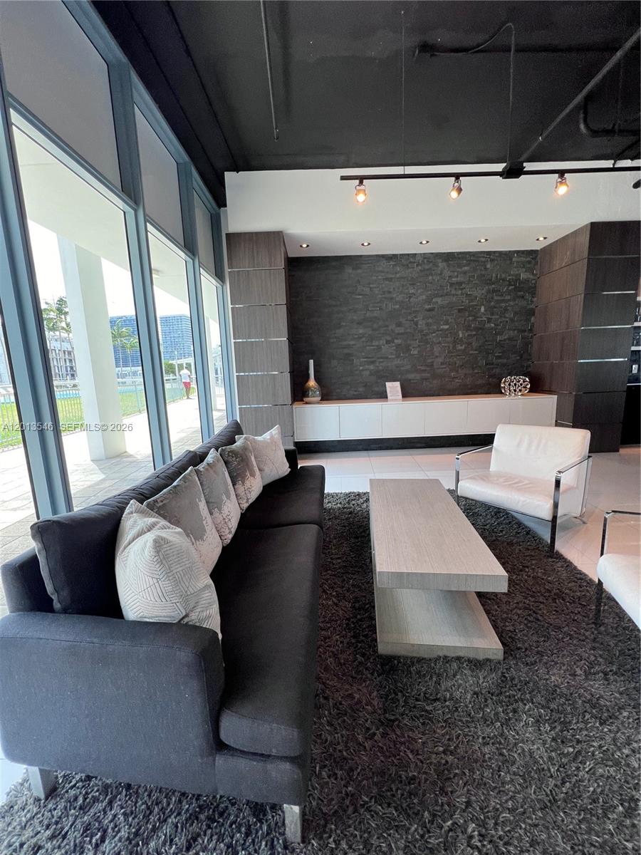 BLUE CONDO - Residential Lease