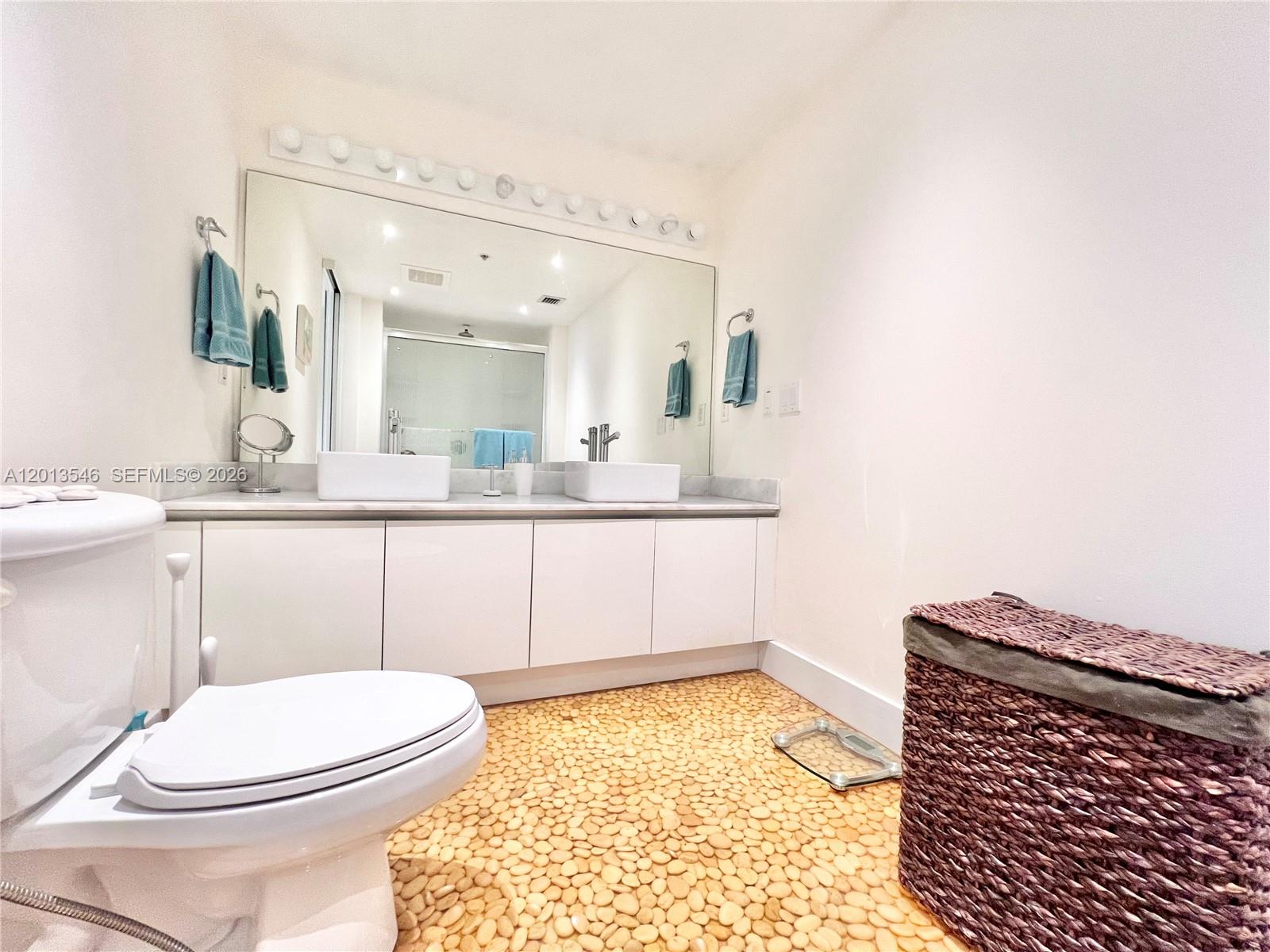 BLUE CONDO - Residential Lease