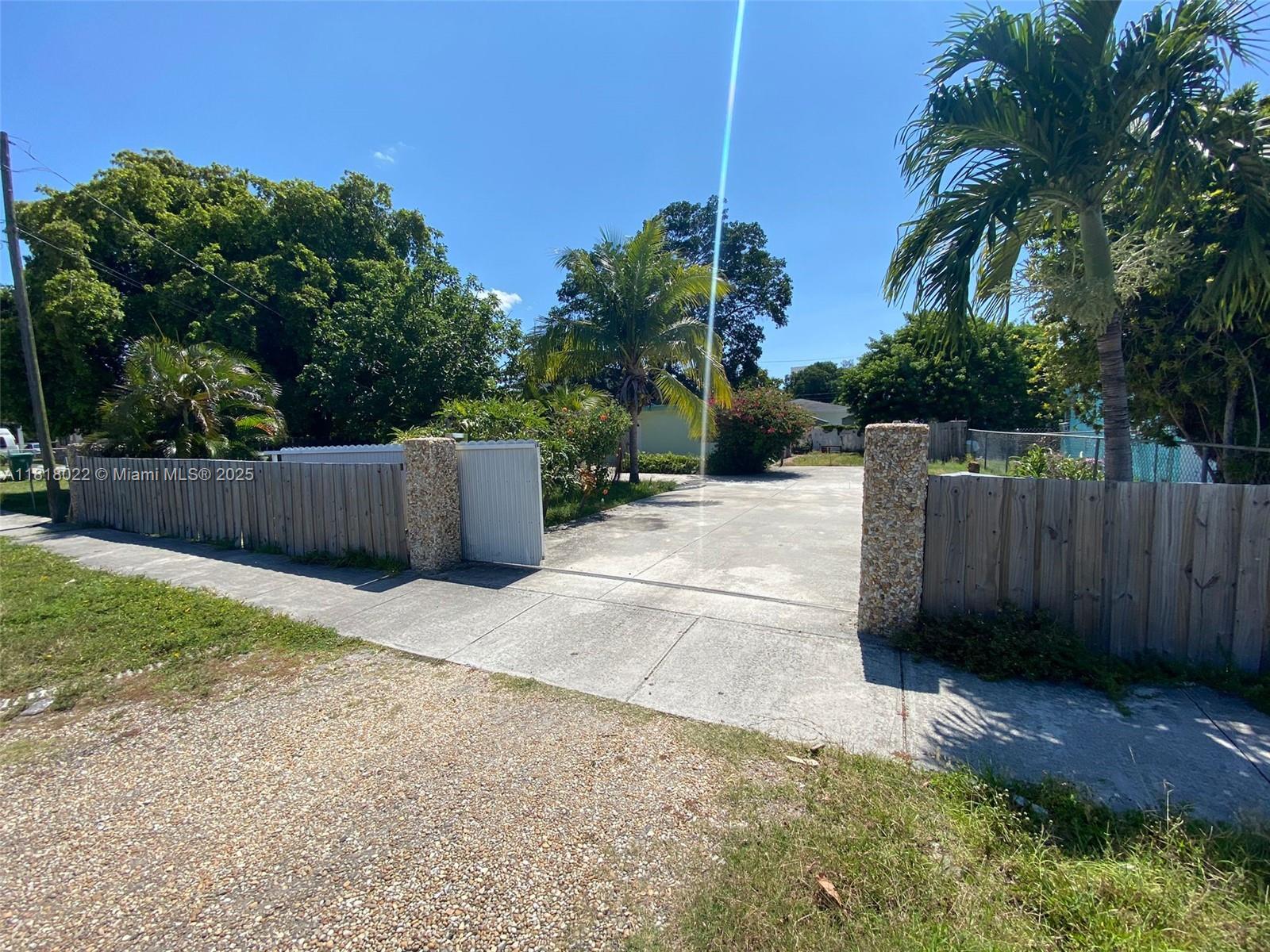 Rental Property at 119 Nw 13th Ave Front Unit, Dania Beach, Miami-Dade County, Florida - Bedrooms: 2 
Bathrooms: 2  - $1,450 MO.