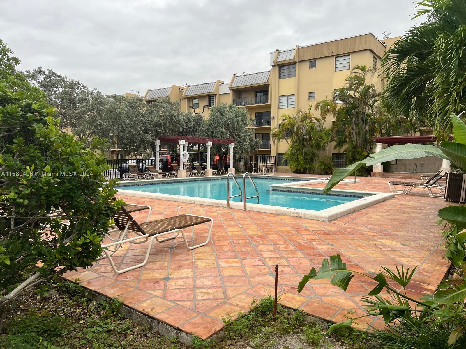 GREAT 1 BEDROOM 1 BATH CONDO IN NOB HILL WEST IN KENDALL!! UNIT FEATURES SPACIOUS 700+SQFT OF OPEN LIVING AREA, AMPLE BEDROOM AND WALK-IN CLOSET, LOTS OF NATURAL LIGHT THROUGHOUT, SPACIOUS KITCHEN, AND GREAT BALCONY OFF OF LIVING AREA! UNIT IS CLOSE TO MAJOR HIGHWAYS, SCHOOLS, SHOPPING, DINING, ENTERTAINMENT, GYMS, AND MORE!! HURRY!! DON'T MISS OUT ON THIS GREAT UNIT!