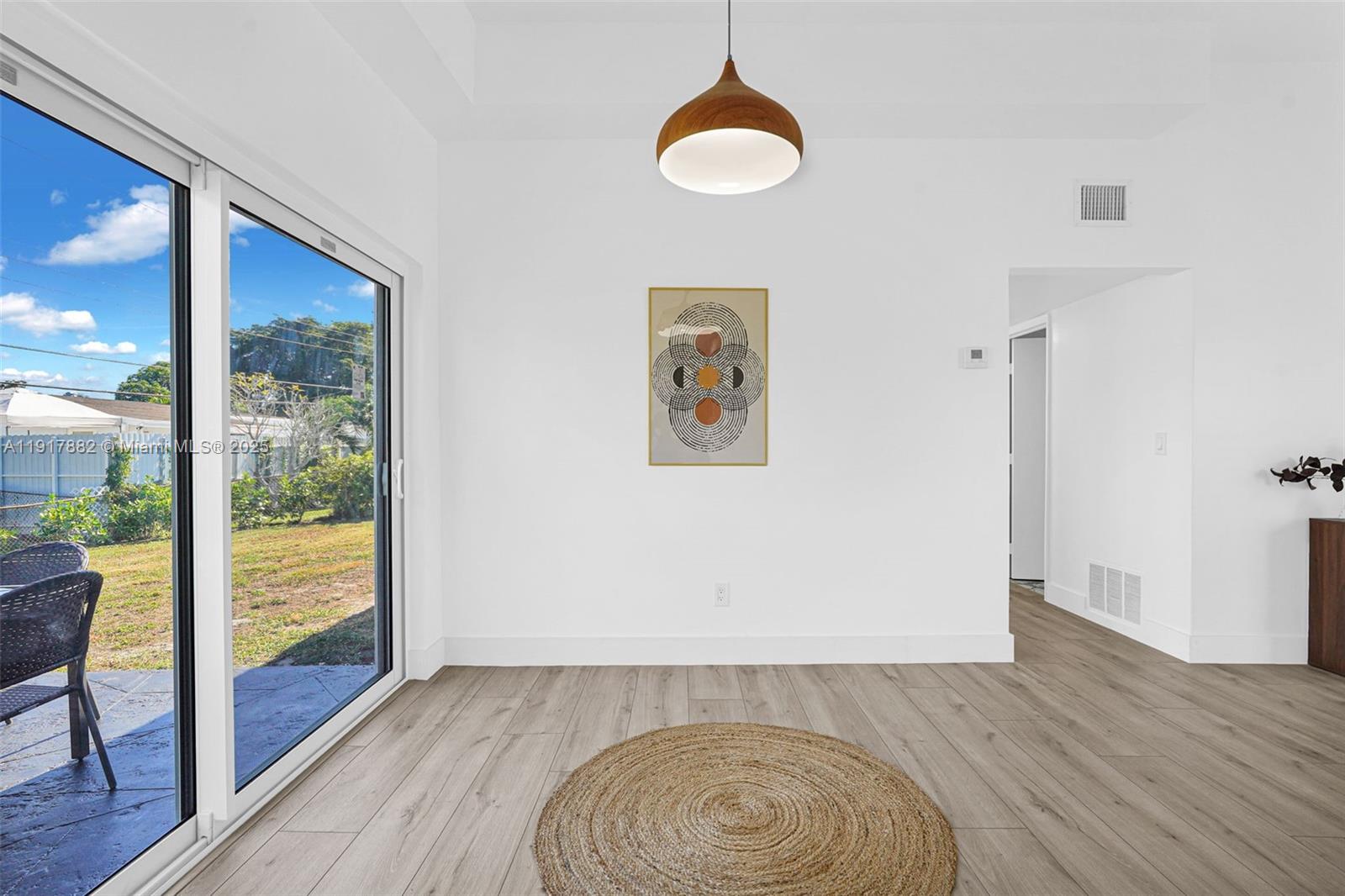 SILVER LAKE - Residential