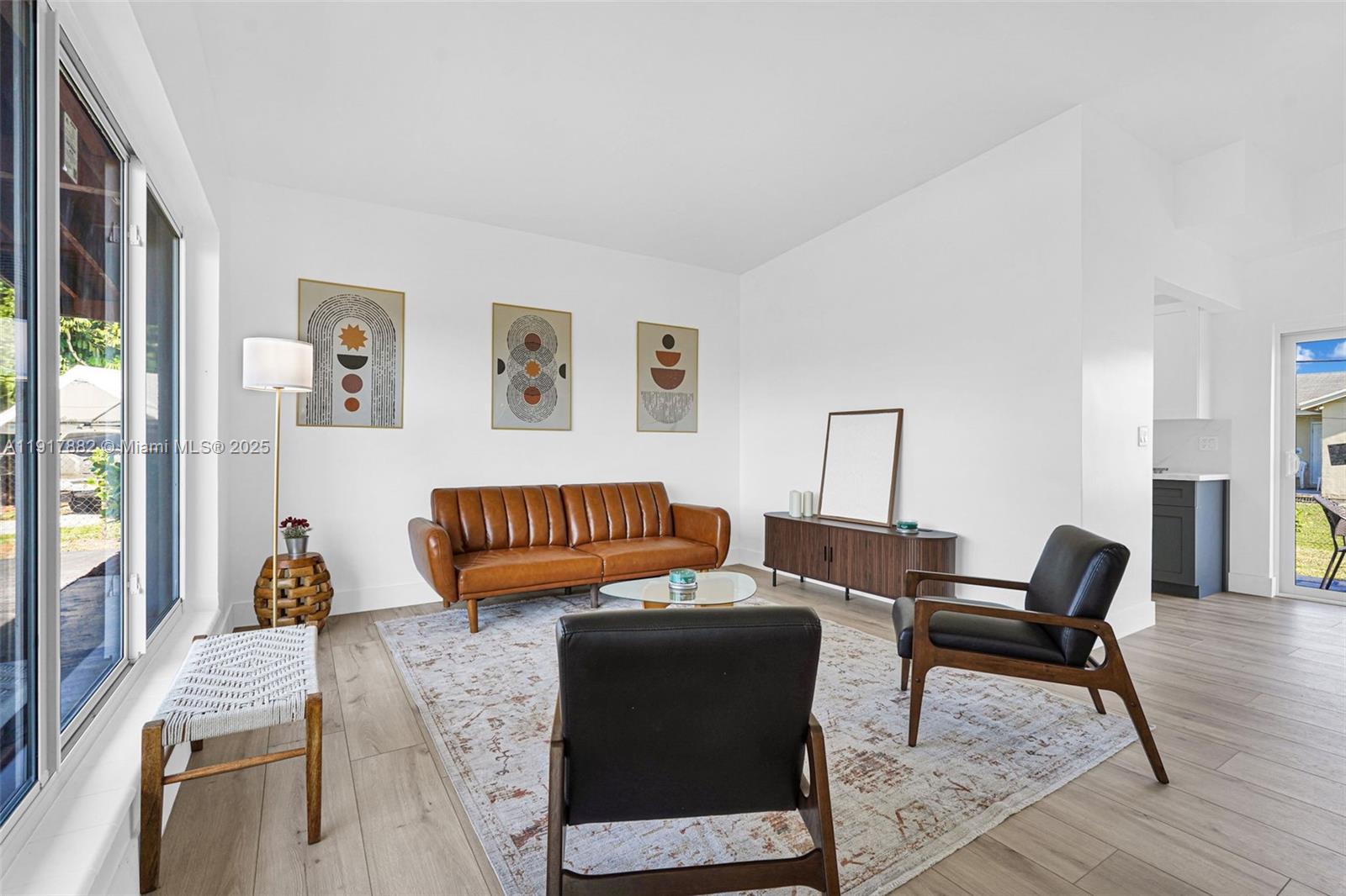 SILVER LAKE - Residential