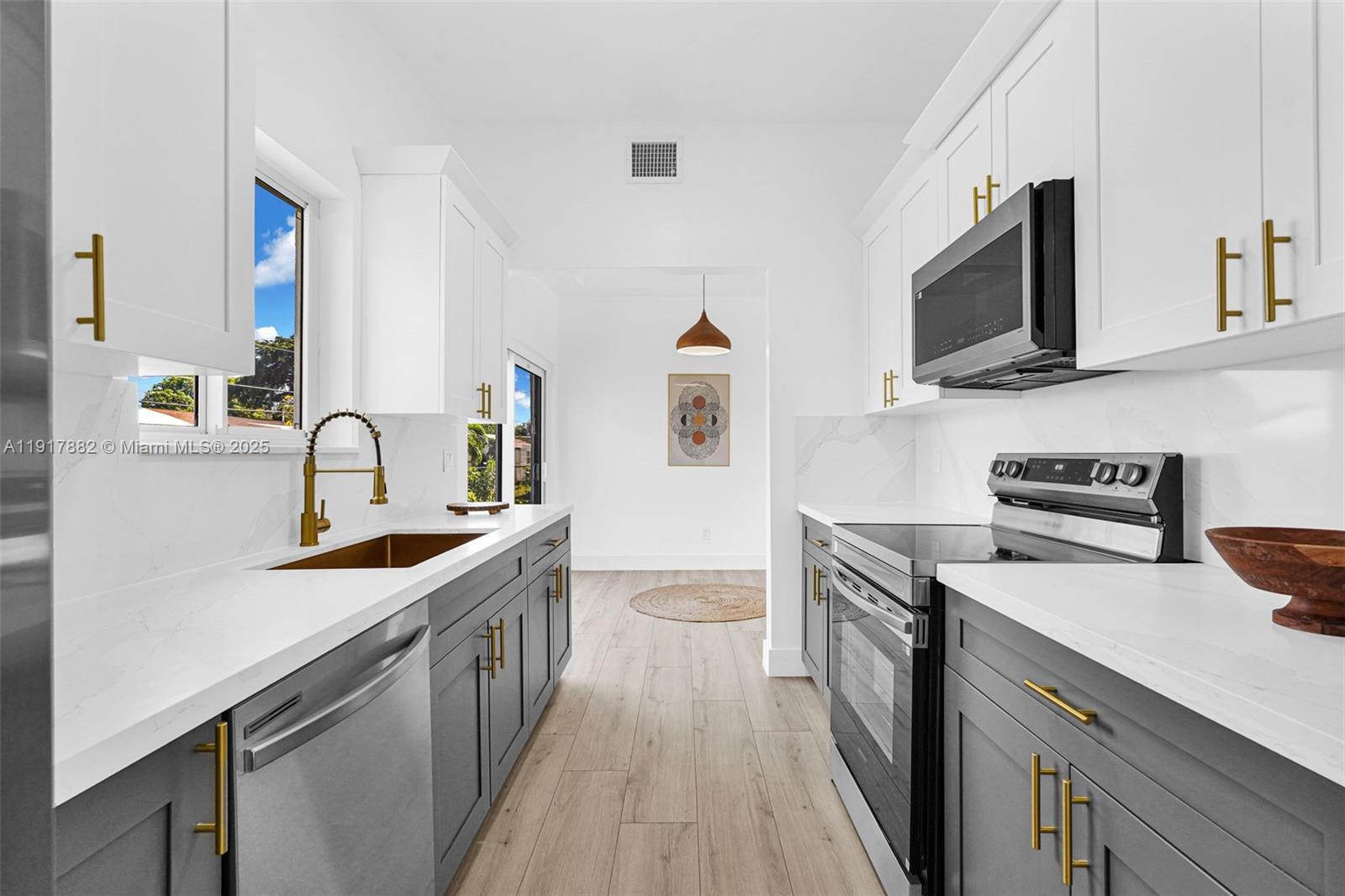 SILVER LAKE - Residential