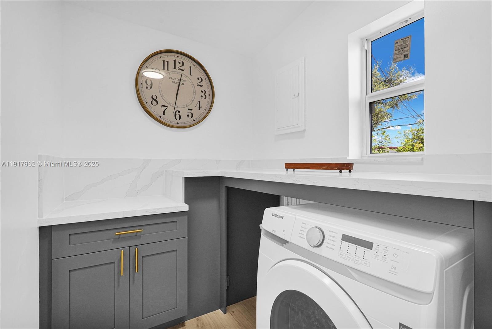 SILVER LAKE - Residential