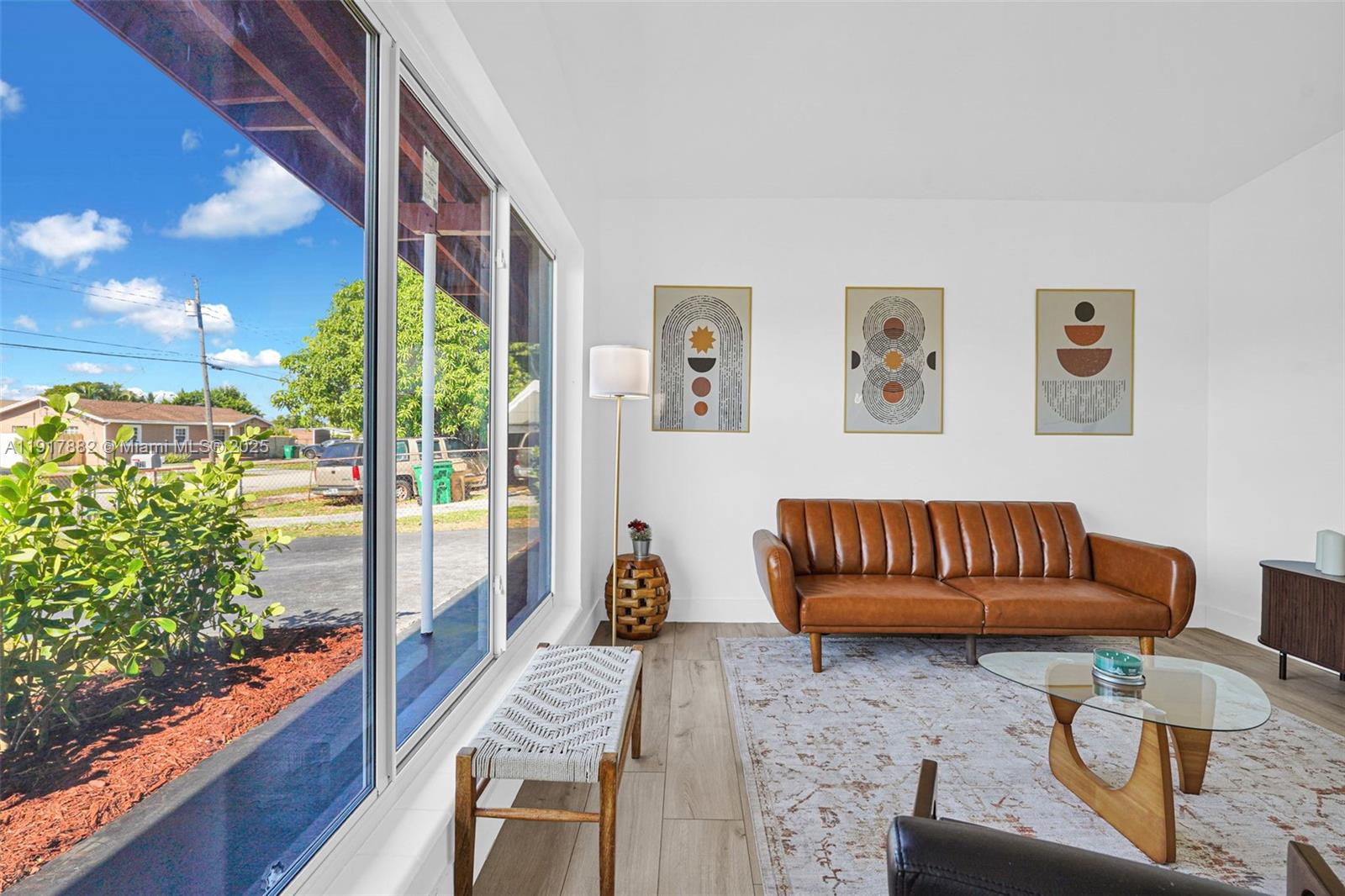 SILVER LAKE - Residential