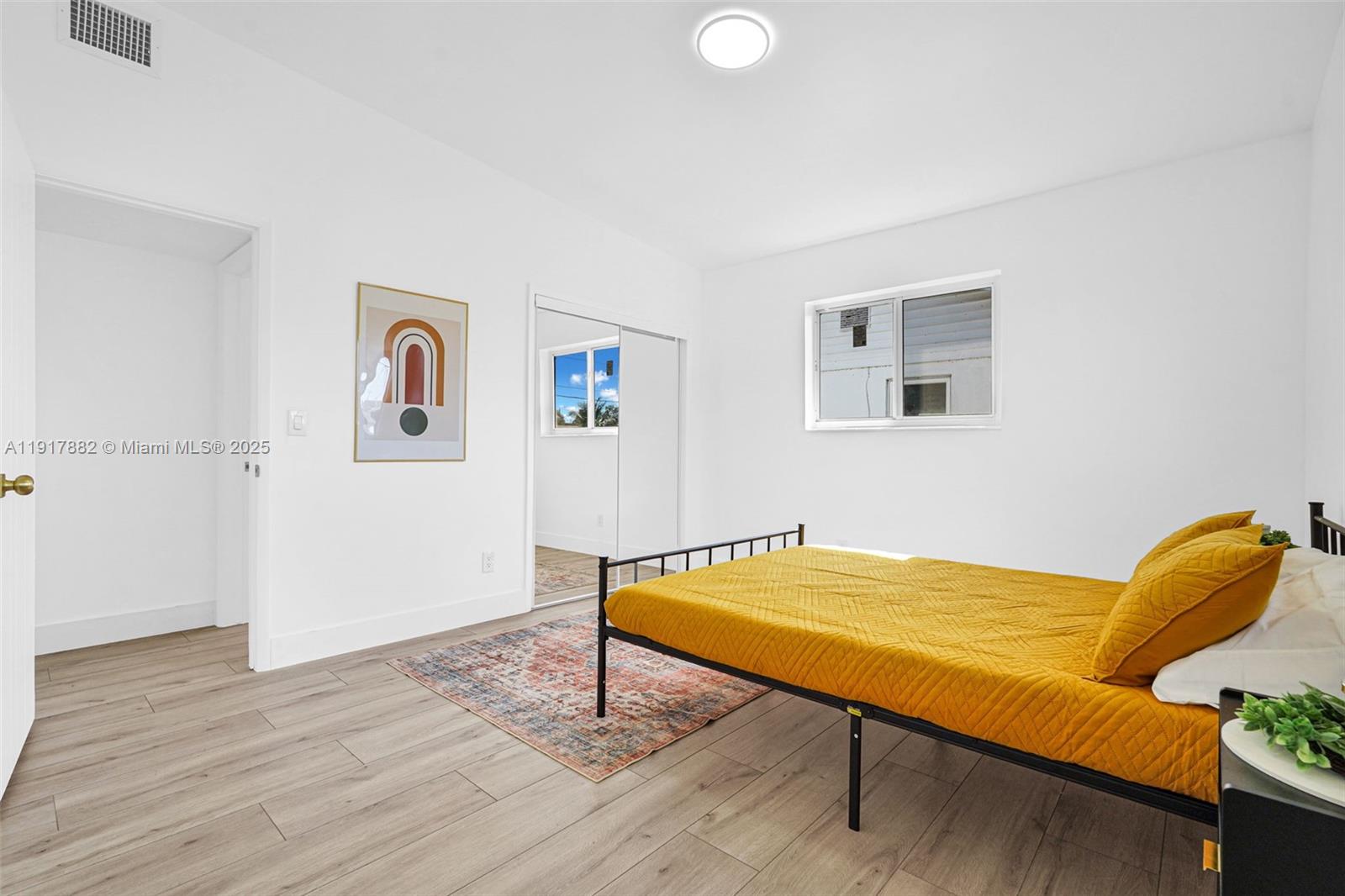 SILVER LAKE - Residential