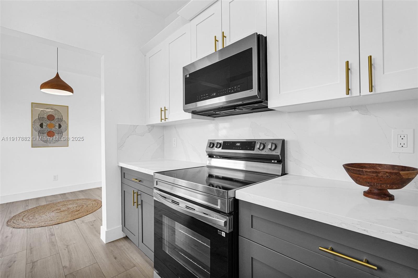 SILVER LAKE - Residential