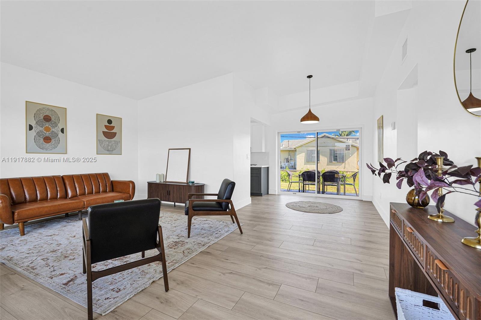 SILVER LAKE - Residential