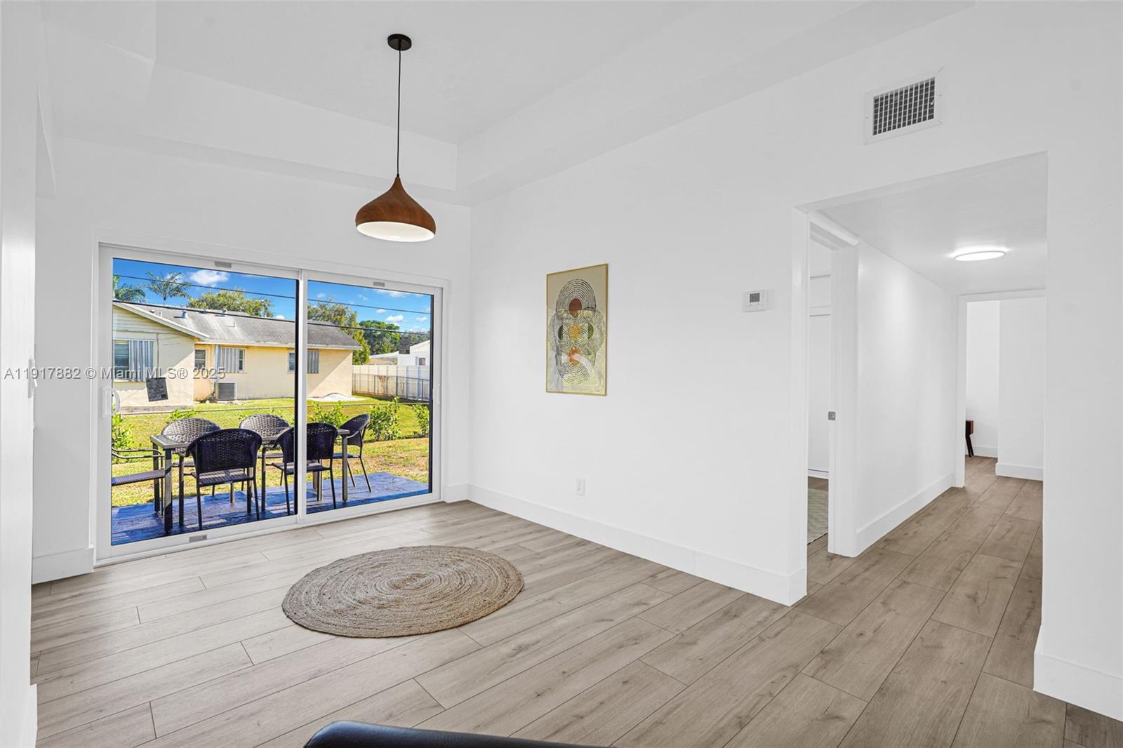 SILVER LAKE - Residential