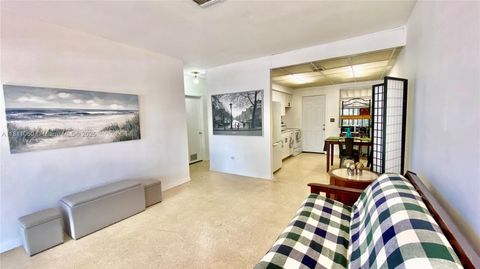 580 NE 139th St North Miami FL 33161