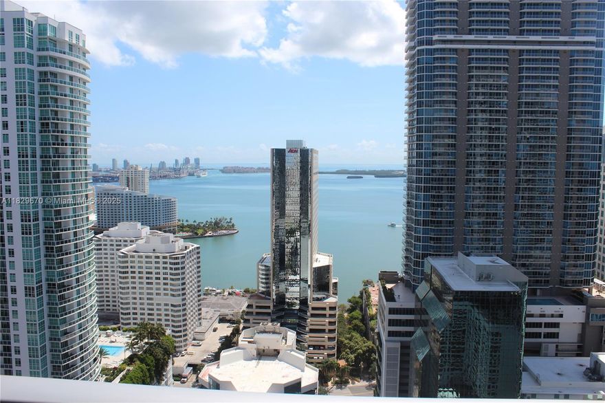 Spacious 2Bed/3Bath + Den at 1010 Brickell Ave with stunning water views! Modern design, floor-to-ceiling windows, and open layout. Perfect as an investment (rented until Sept 2025) or for living in. Enjoy luxury amenities: rooftop pool, fitness center, spa, indoor sports court, and more. Prime Brickell location near Brickell City Centre, dining, and Metro.