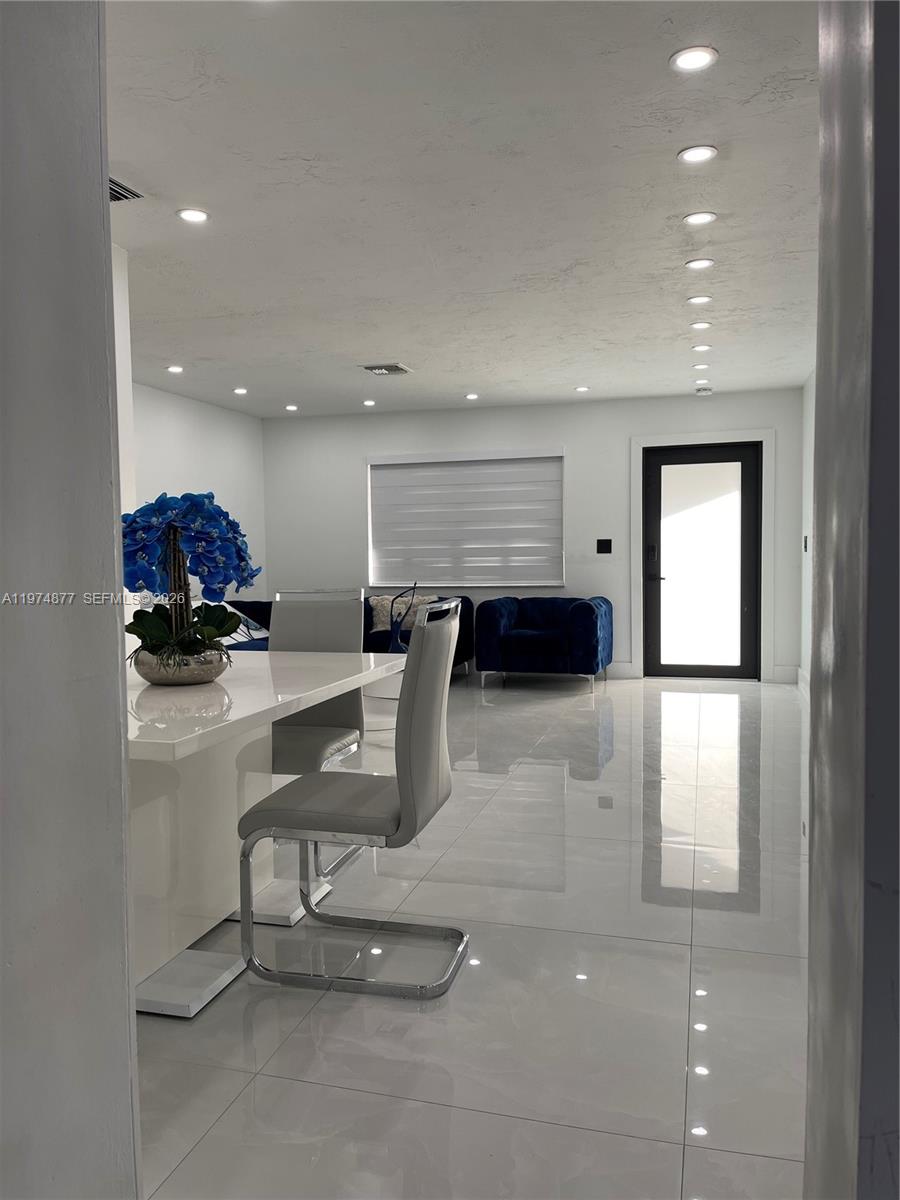 AVOCADO VILLAS - Residential Lease