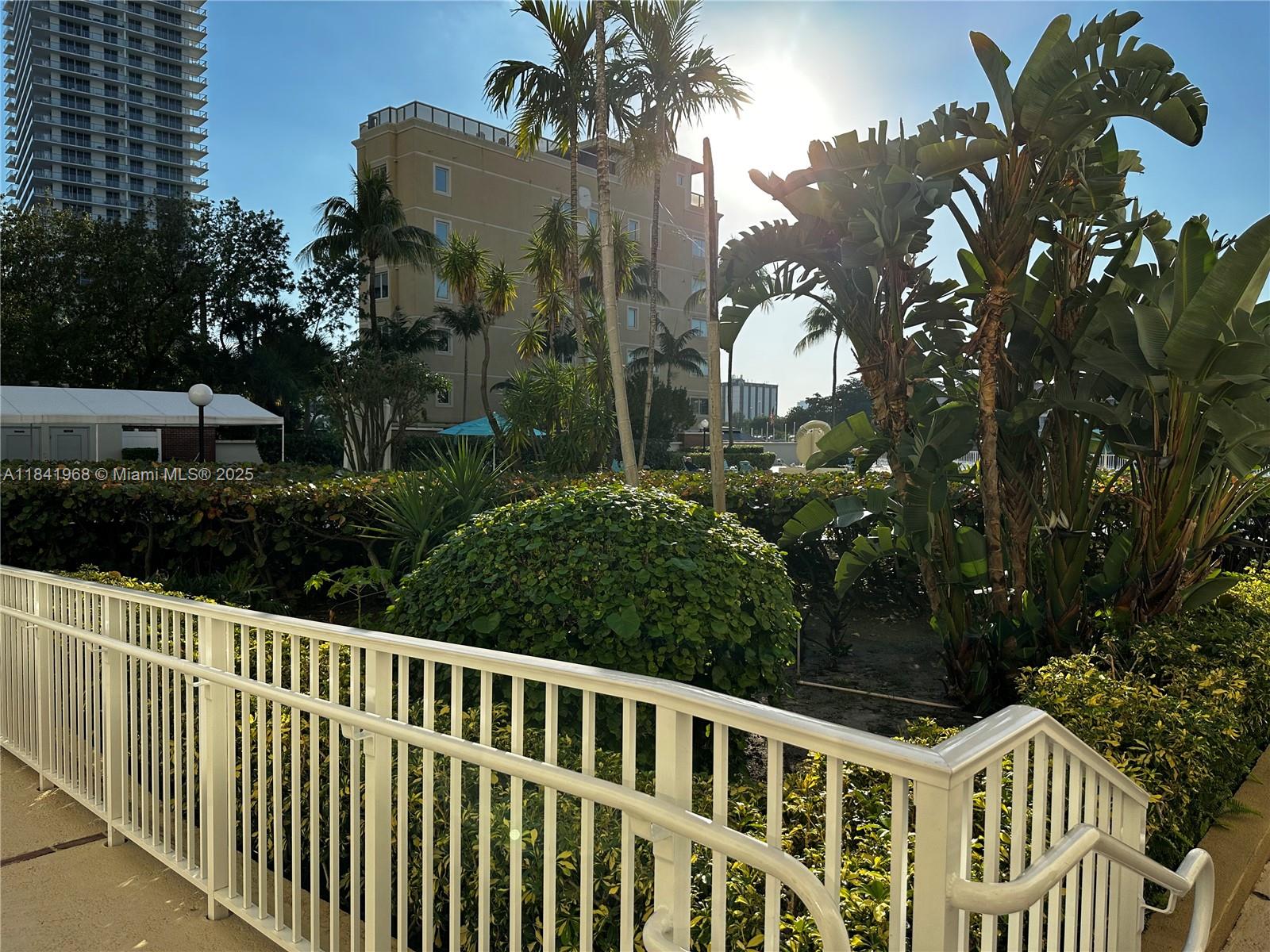 HALLMARK OF HOLLYWOOD CON - Residential