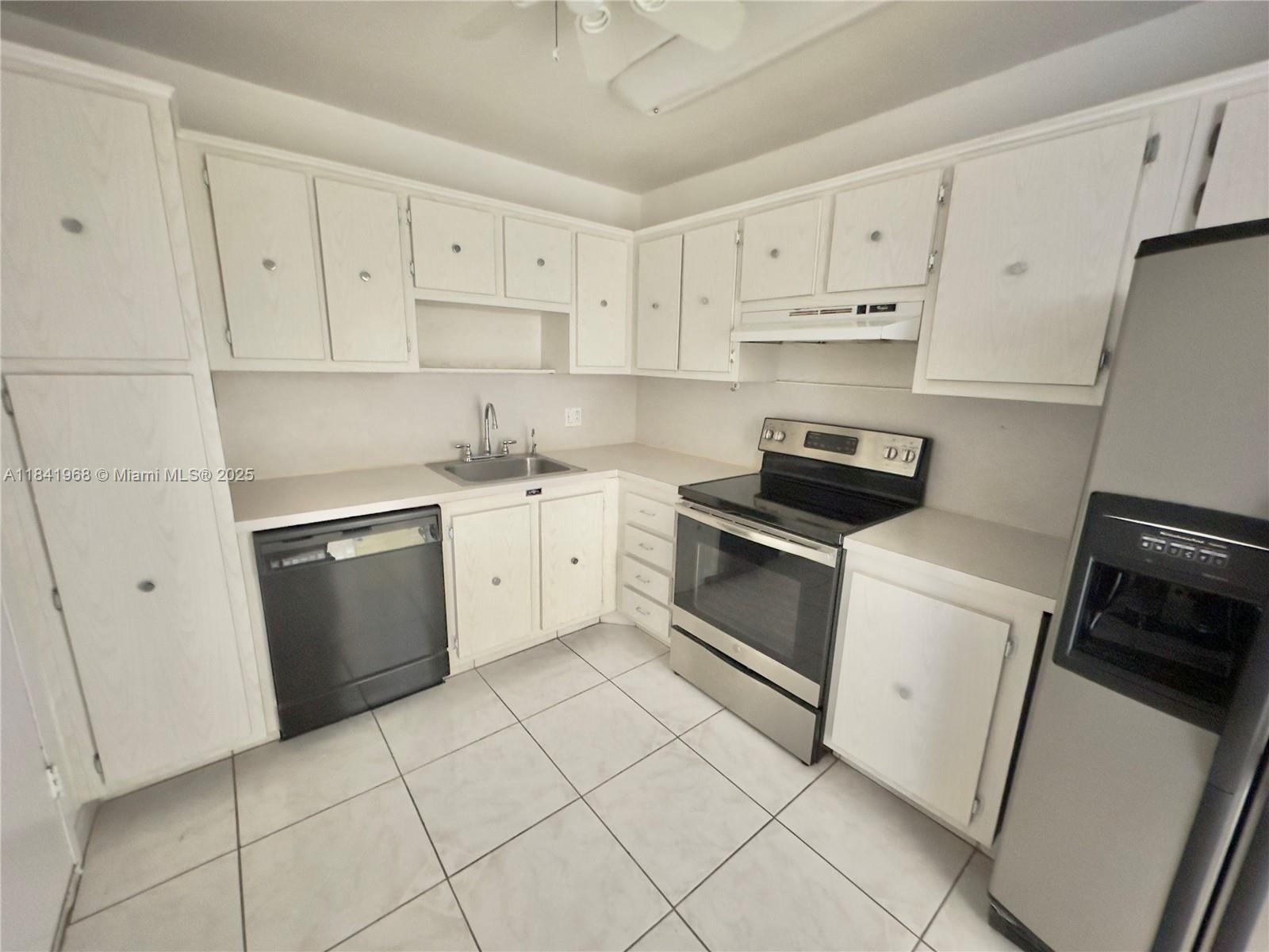 HALLMARK OF HOLLYWOOD CON - Residential