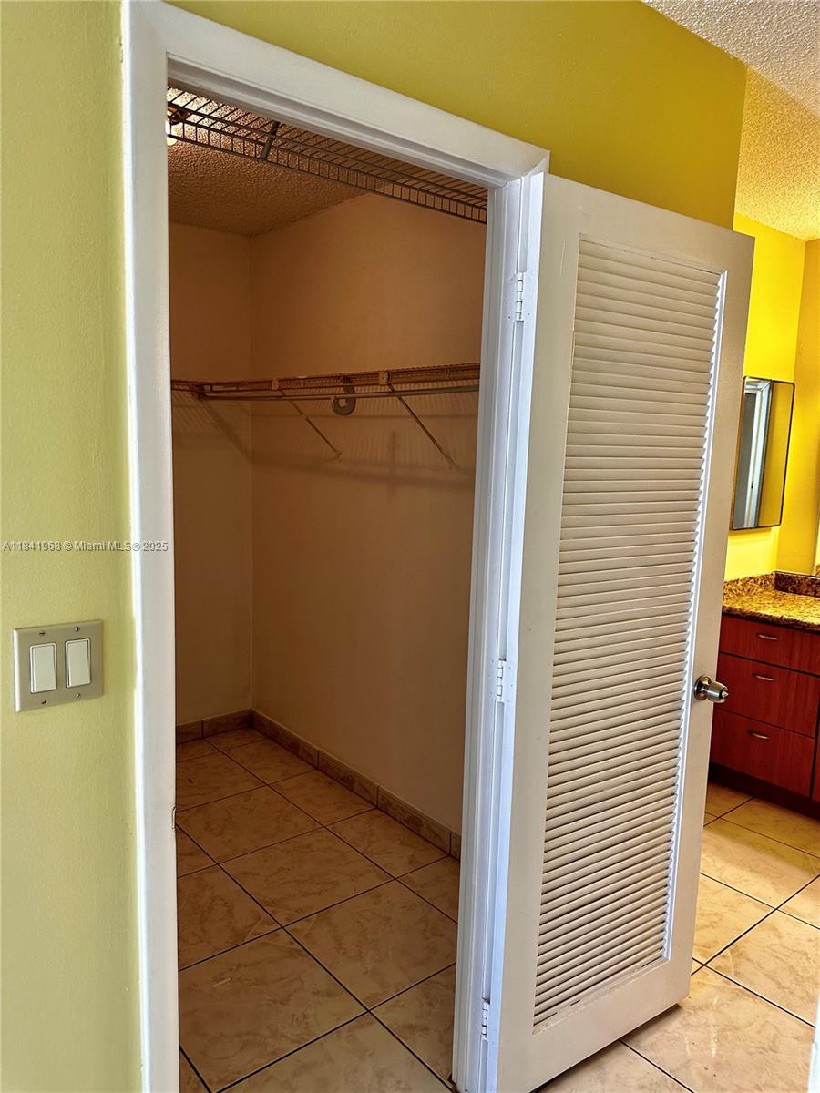 HALLMARK OF HOLLYWOOD CON - Residential