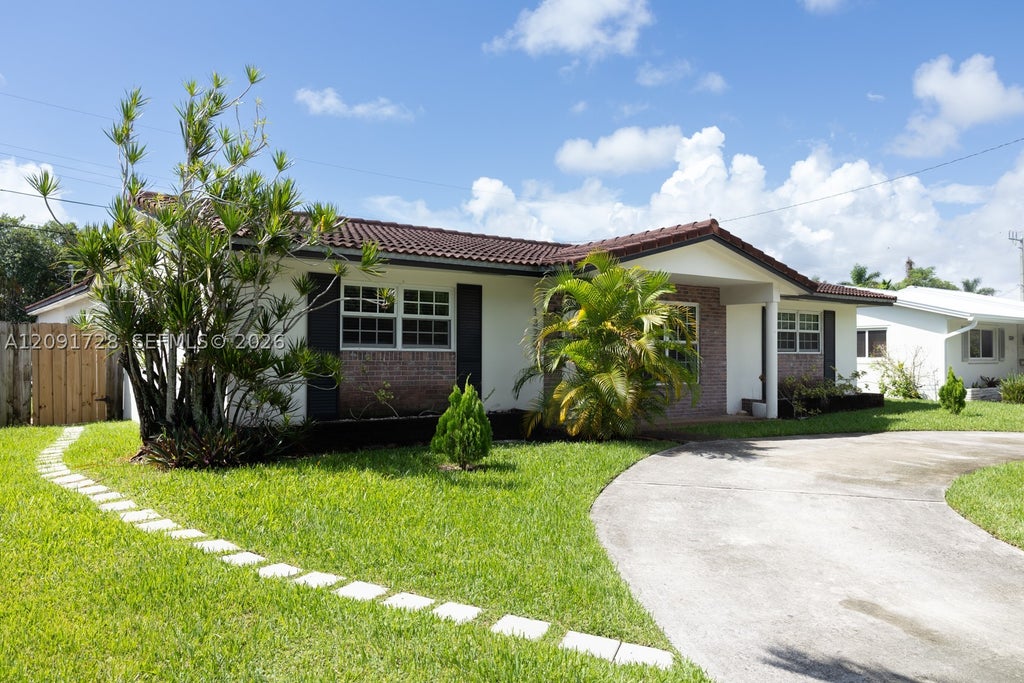 Photo of 1320 Arthur St #1320, Hollywood, FL 33019 (MLS # A12091728)