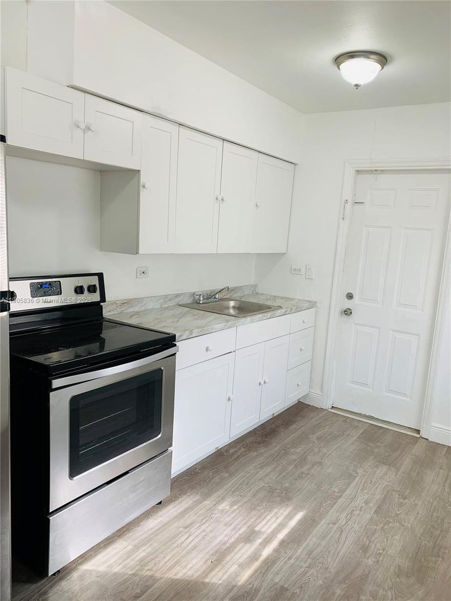 Thanksgiving Special: Get $500 OFF Your Move-In!
Charming 1-bedroom, 1-bathroom apartment

This apartment offers a bright and comfortable atmosphere with modern finishes and convenient features for everyday living. Enjoy privacy, natural light, and the security of a gated building.

Corner unit
Very bright
Laminate flooring
Stove and refrigerator
Stainless steel appliances
Wall-mounted air conditioning
1 assigned parking space
Building with gated entrance