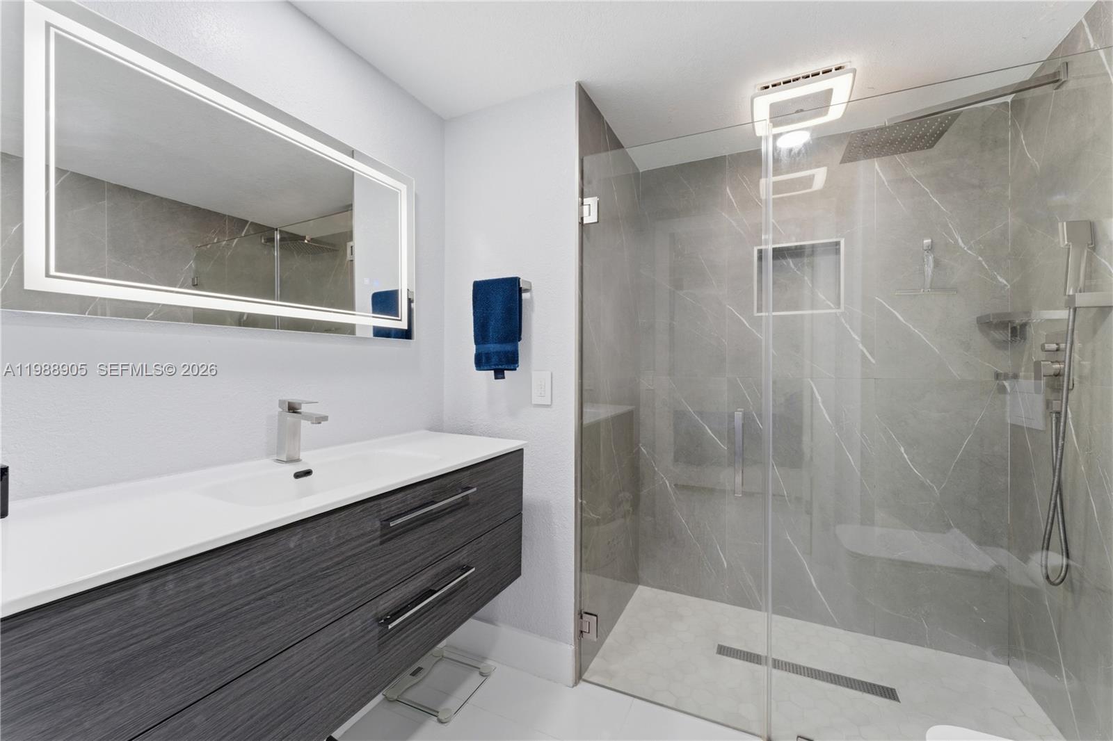 LOS PALACIOS CONDO - Residential Lease