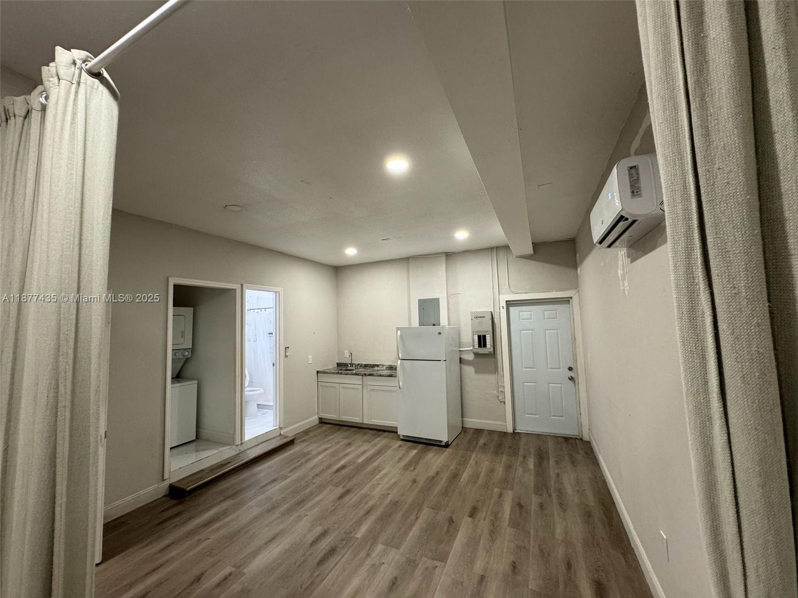 Spacious Studio for Rent – Tamiami
Large, fully remodeled studio in the highly desirable Tamiami area, just off SW 8th Street and major highways. Unit features a full kitchen, modern bathroom, in-unit washer & dryer, and 2 dedicated parking spaces. All utilities are included. Ready to move in!