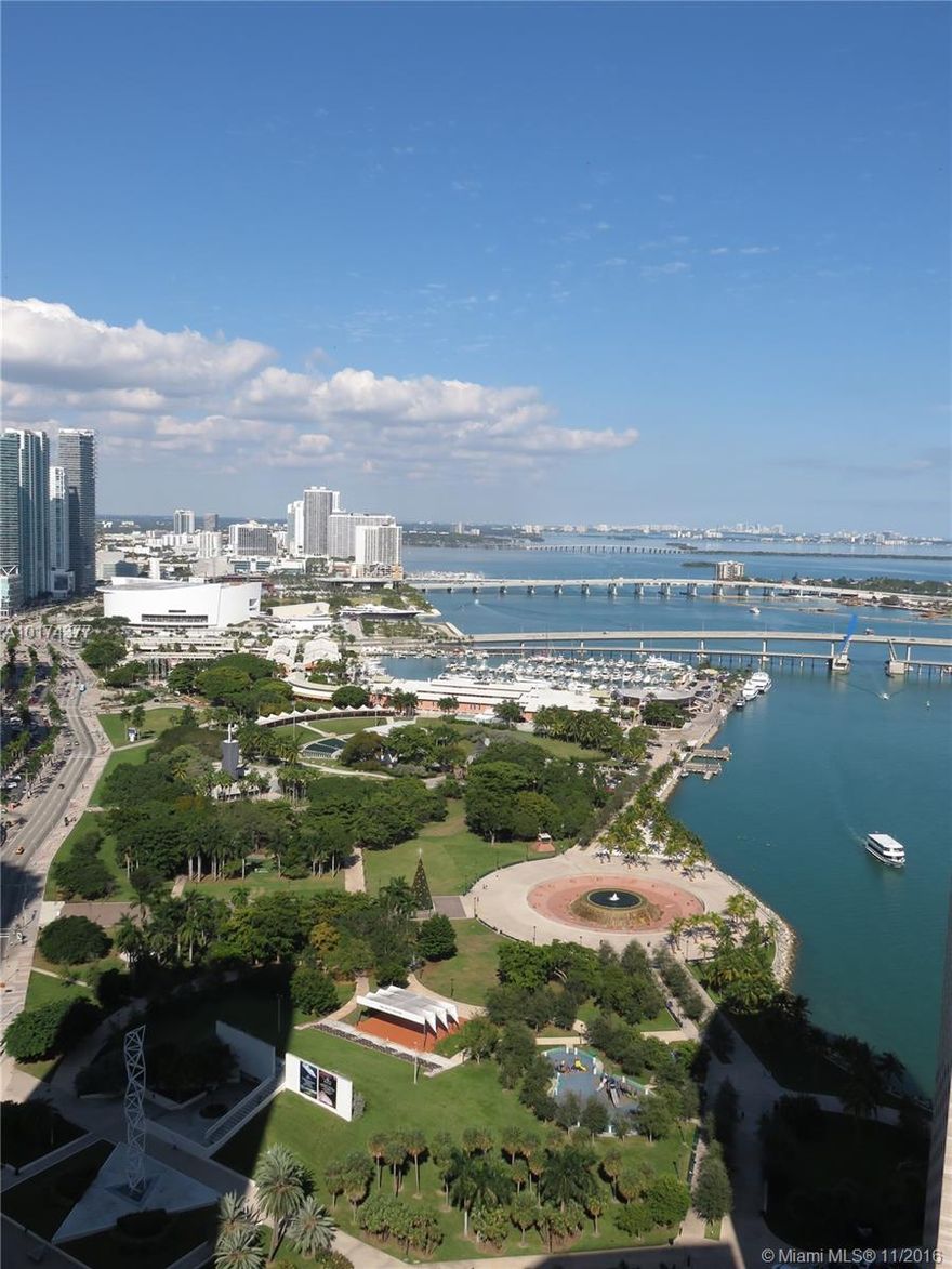 Beautiful studio with direct views of Biscayne Bay and Miami Skyline. Unit comes with Italian wood kitchen cabinets, granite countertops, and stainless steel appliances and marble countertop bath. Building amenities includes: 2 swimming pools, 2 fitness c enters, 2 party rooms, Jacuzzi, Sauna, Conf. Rm., Convenience Store, and 24 hours security, valet, and concierge. Centrally located within minutes to SoBe, Grove, Gables, Brickell, Design District, and Airport.
