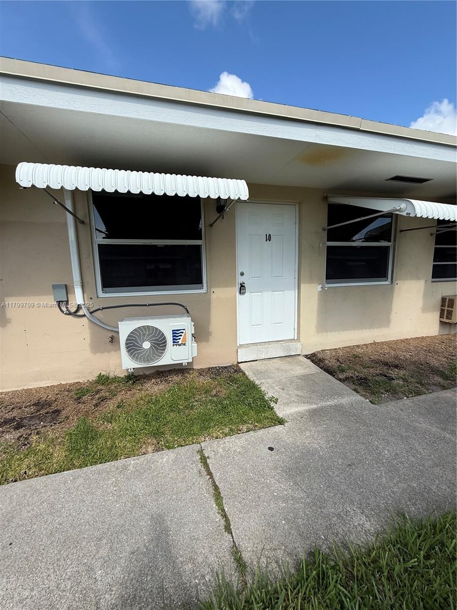 New on the Market 1 bedroom 1 bath Renovated Condo! tile throughout the condo, 10 minutes away from the beach.very close to shopping center and 3 minutes away from 95 expressway and train rail.
Easy association .