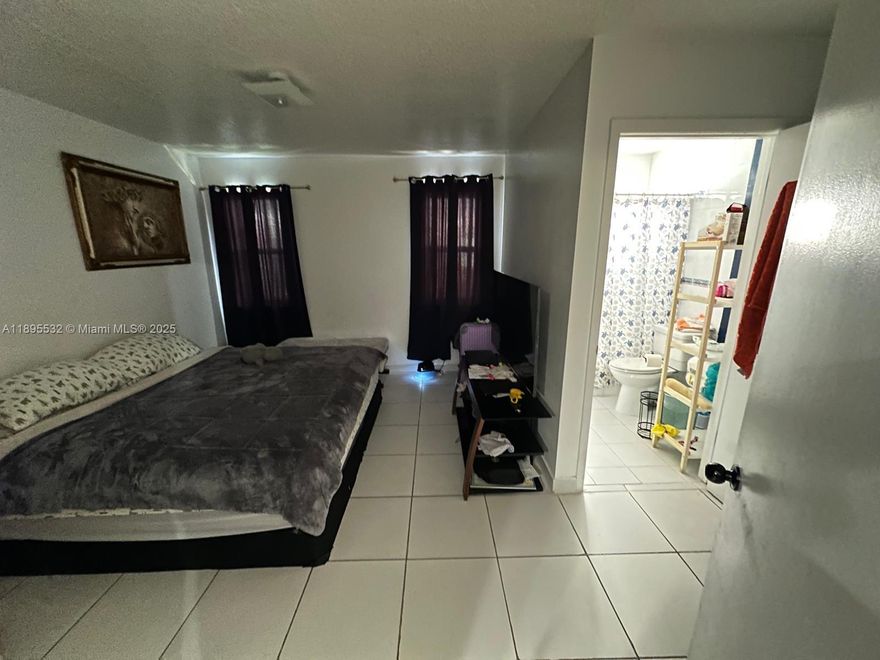 Tucked away in a cul de sac in South Miami Heights, this 1/1 efficiency is waiting for you. Ideal for students, or single professionals seeking affordability in a convenient location. Just minutes away from US1 & TURNPIKE, shopping malls, and Walmart supercenter.