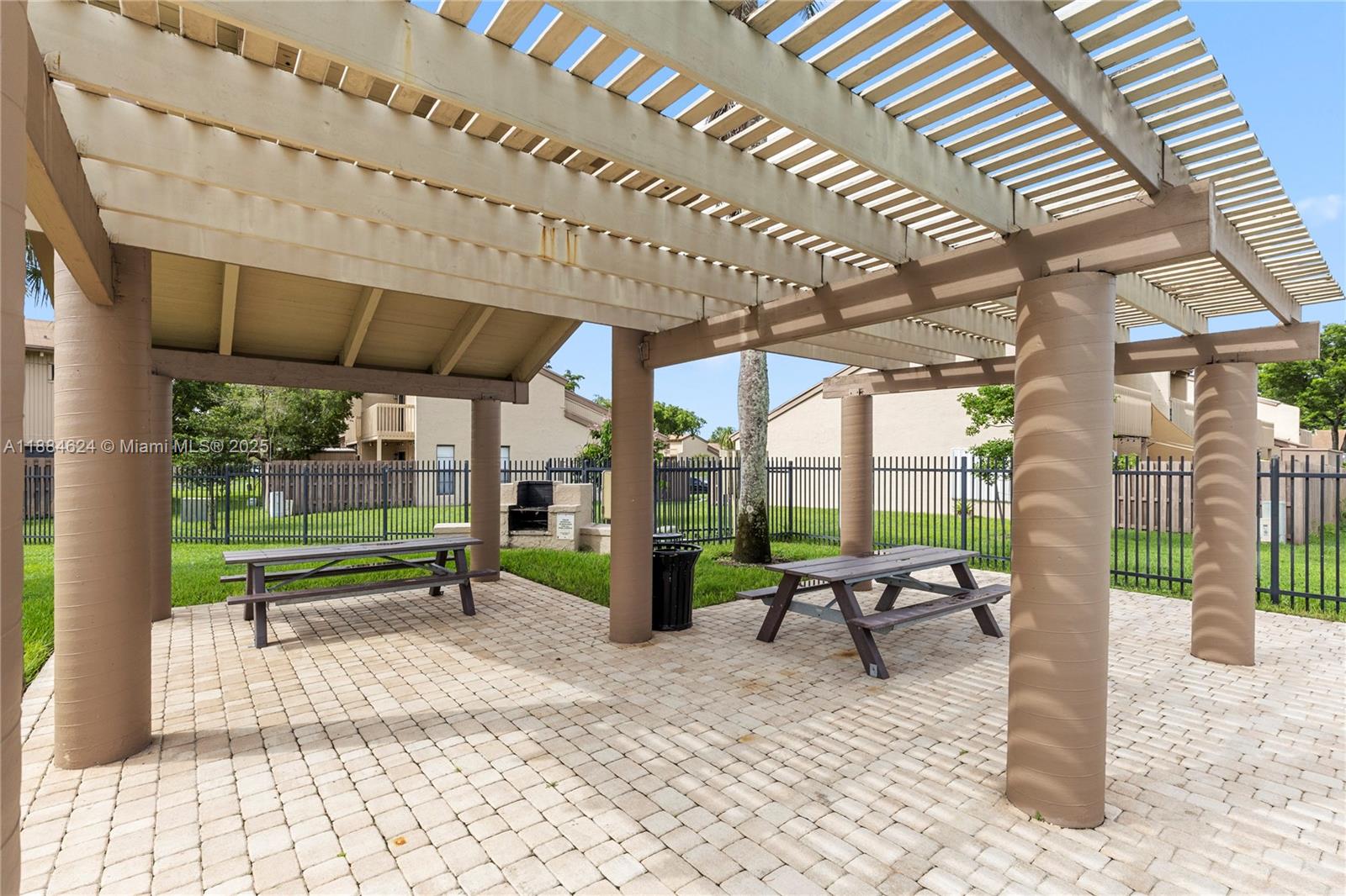 ARROWHEAD GOLF AND TENNIS - Residential