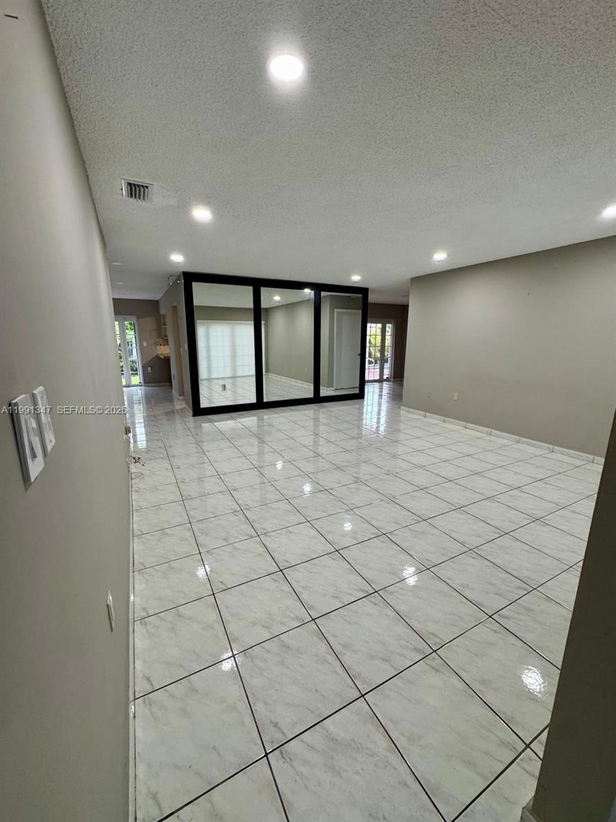 INTERNATIONAL GARDENS SEC - Residential