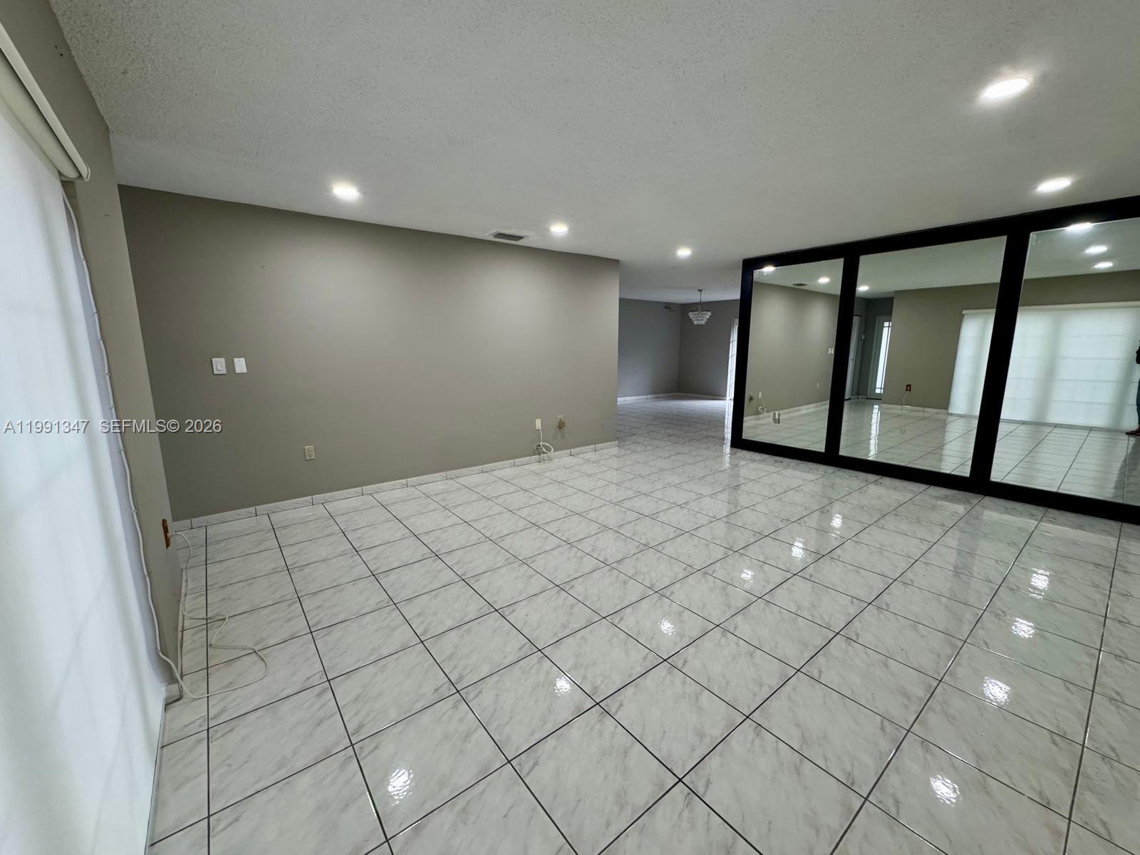 INTERNATIONAL GARDENS SEC - Residential