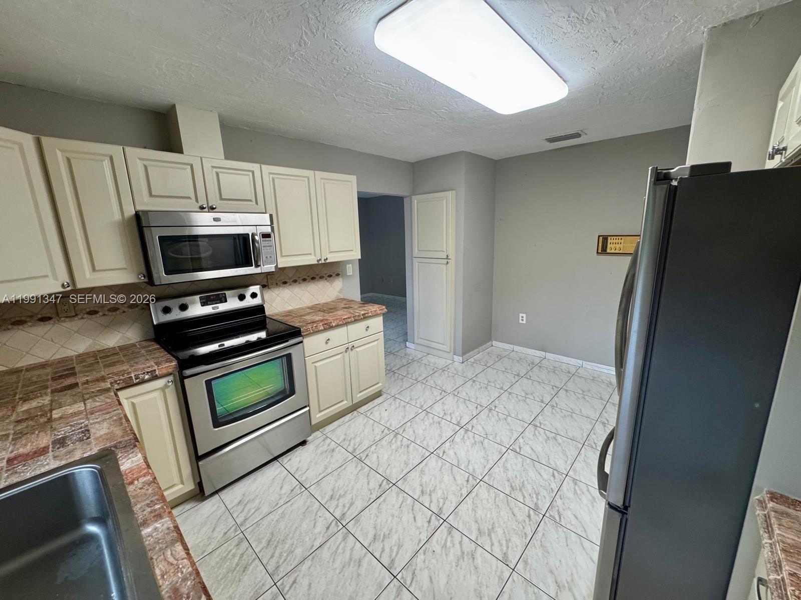 INTERNATIONAL GARDENS SEC - Residential