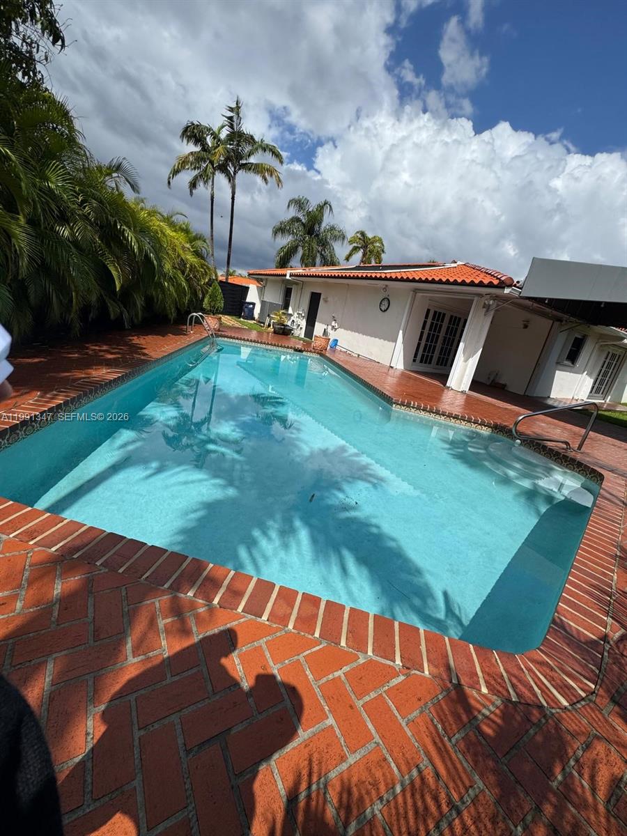 INTERNATIONAL GARDENS SEC - Residential