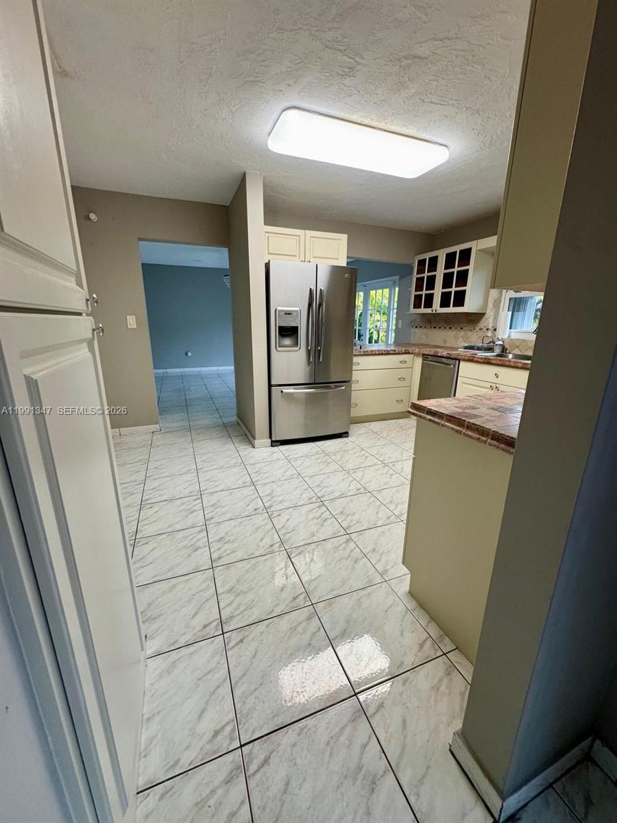 INTERNATIONAL GARDENS SEC - Residential