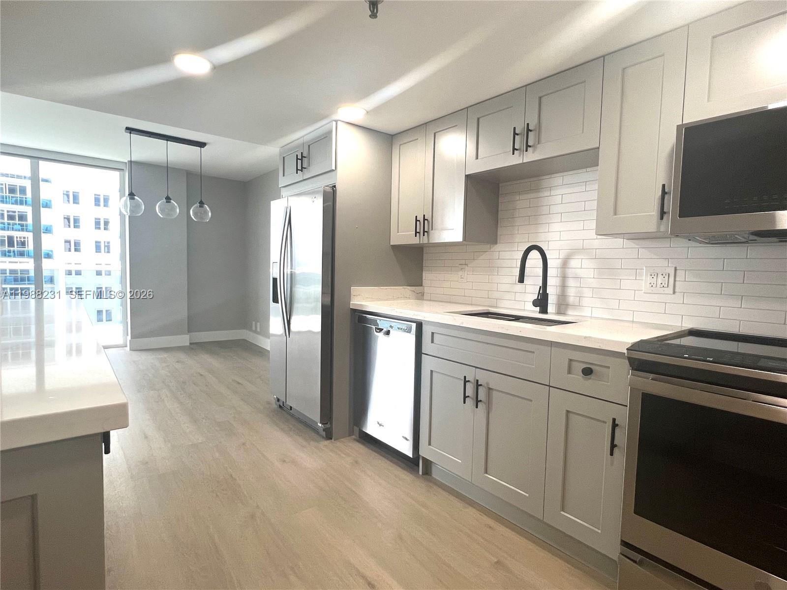 2401 Collins Ave 803