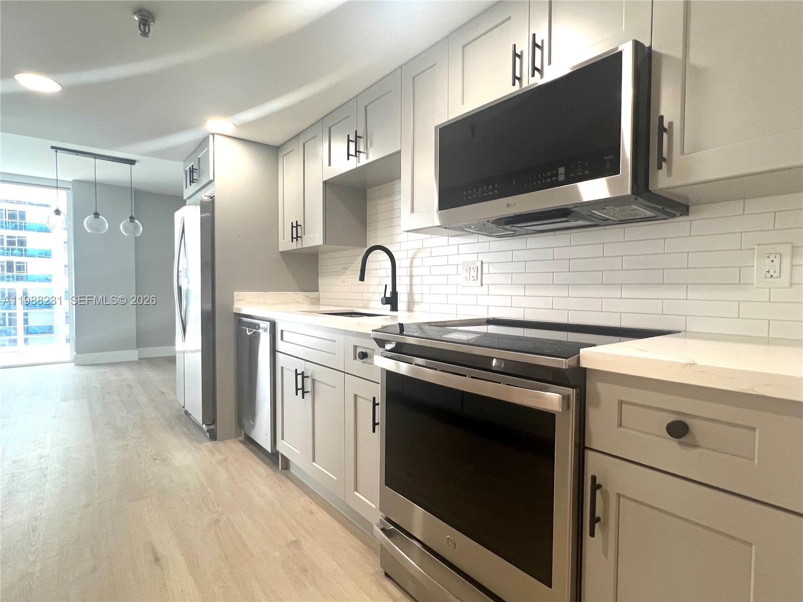 2401 Collins Ave 803