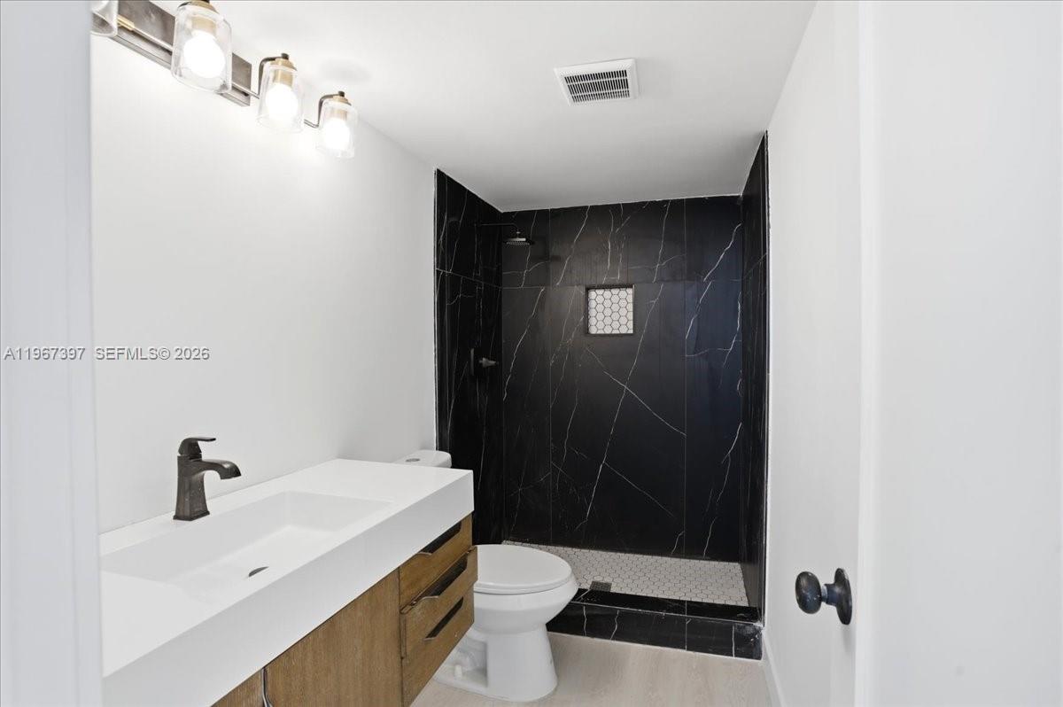 VENICE ISLE TOWER CONDO - Residential