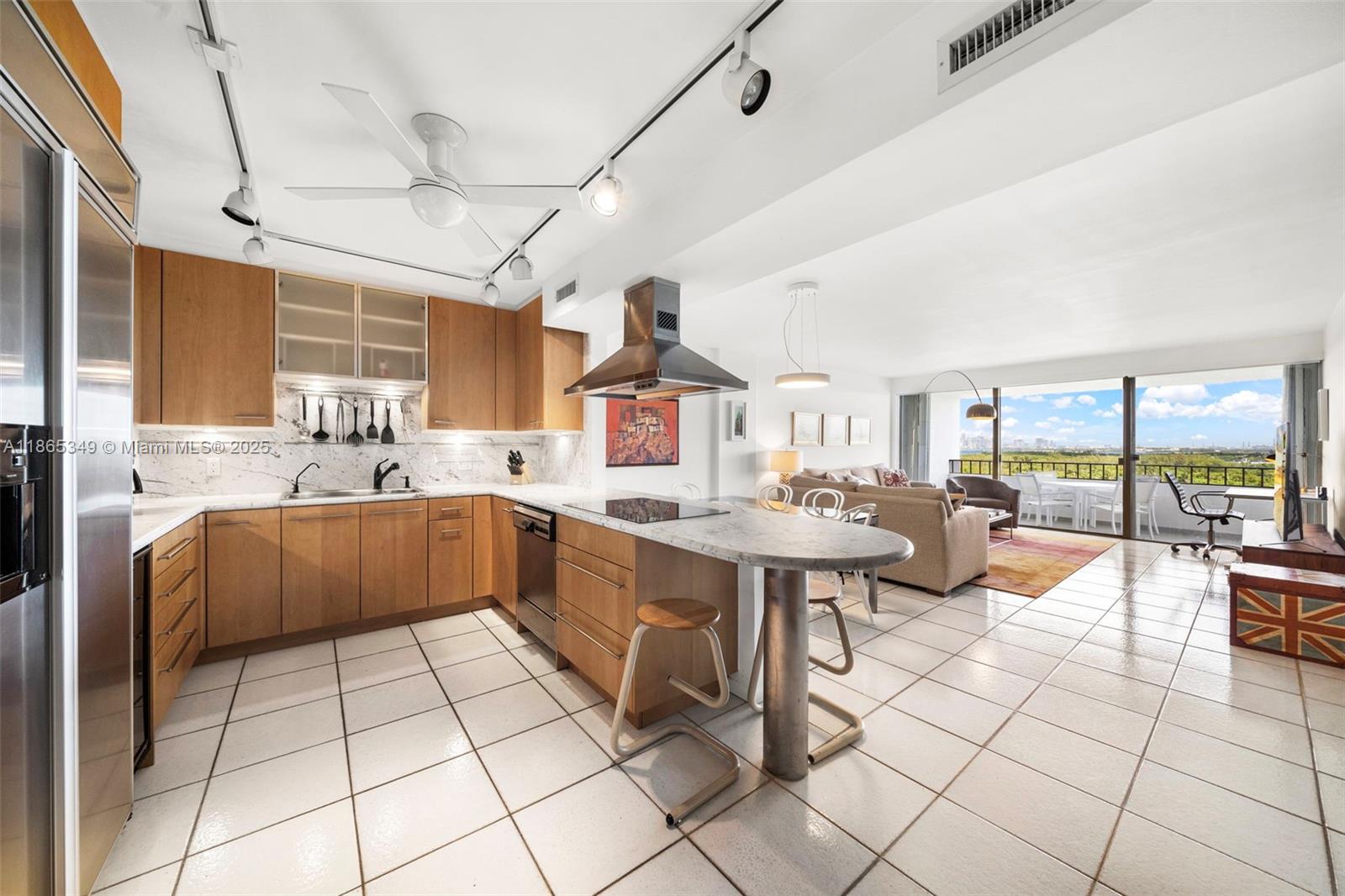 COMMODORE CLUB WEST CONDO - Residential