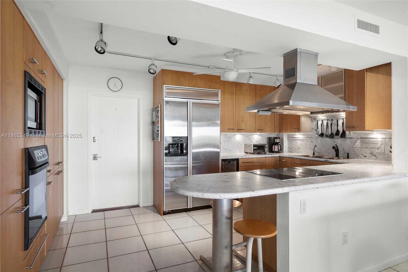 COMMODORE CLUB WEST CONDO - Residential