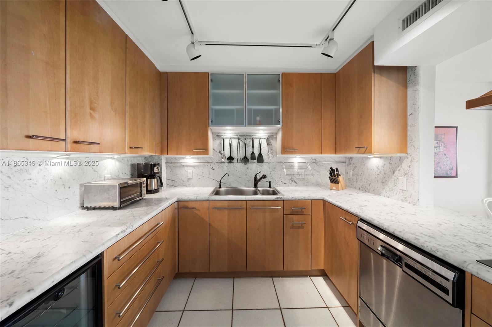 COMMODORE CLUB WEST CONDO - Residential