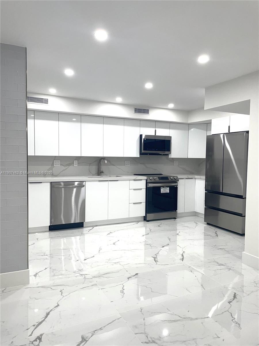 COMMODORE CONDO - Residential