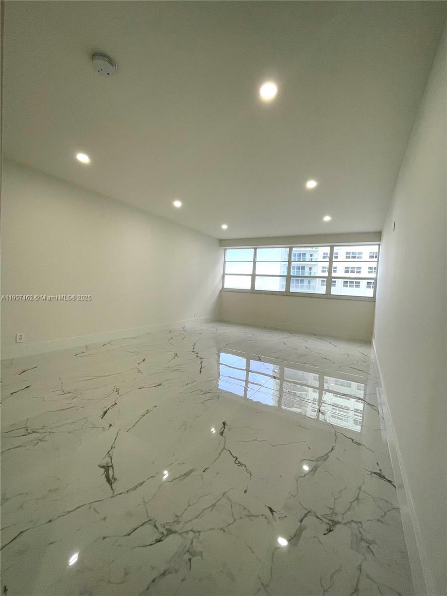 COMMODORE CONDO - Residential