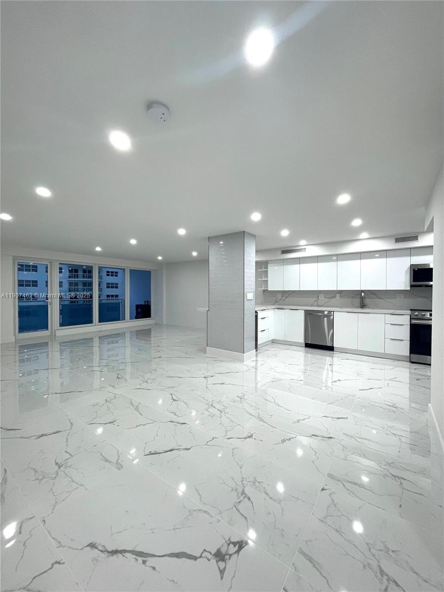 COMMODORE CONDO - Residential