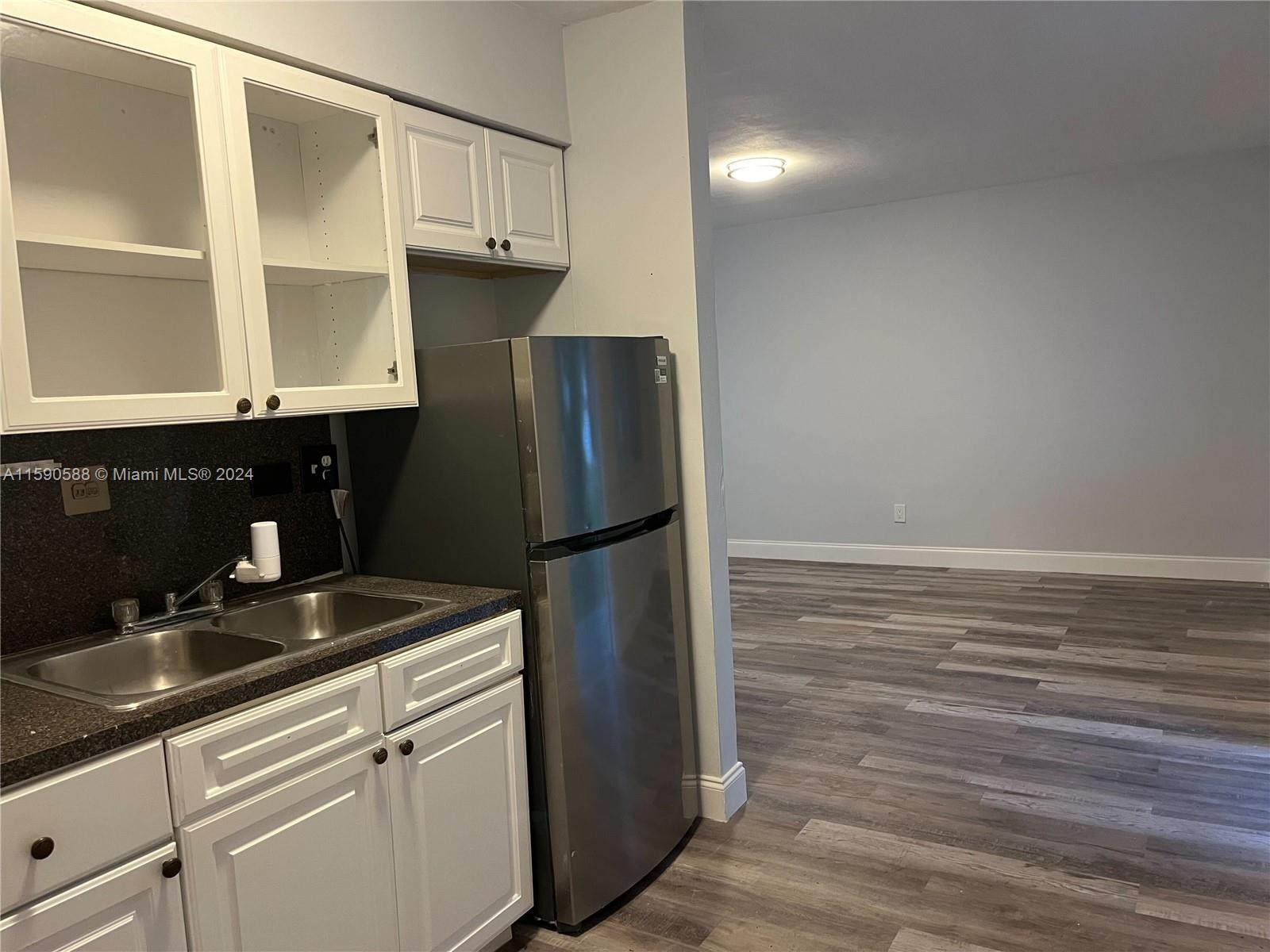 HOLLYWOOD LITTLE RANCHES - Residential Income