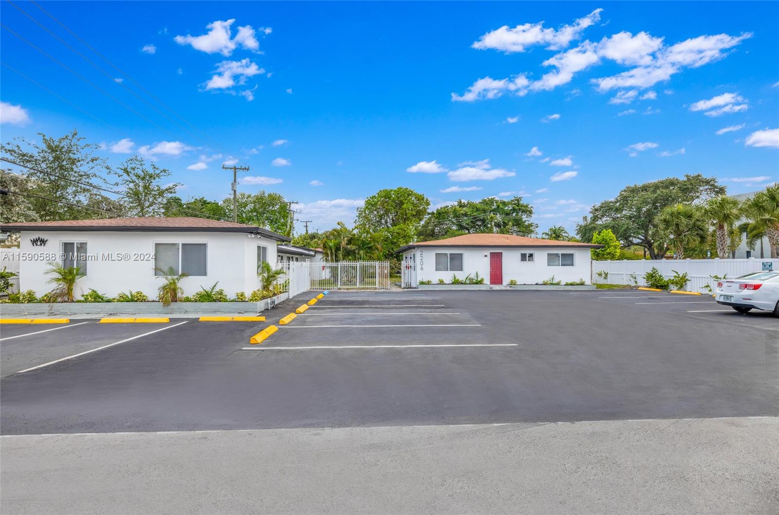 HOLLYWOOD LITTLE RANCHES - Residential Income