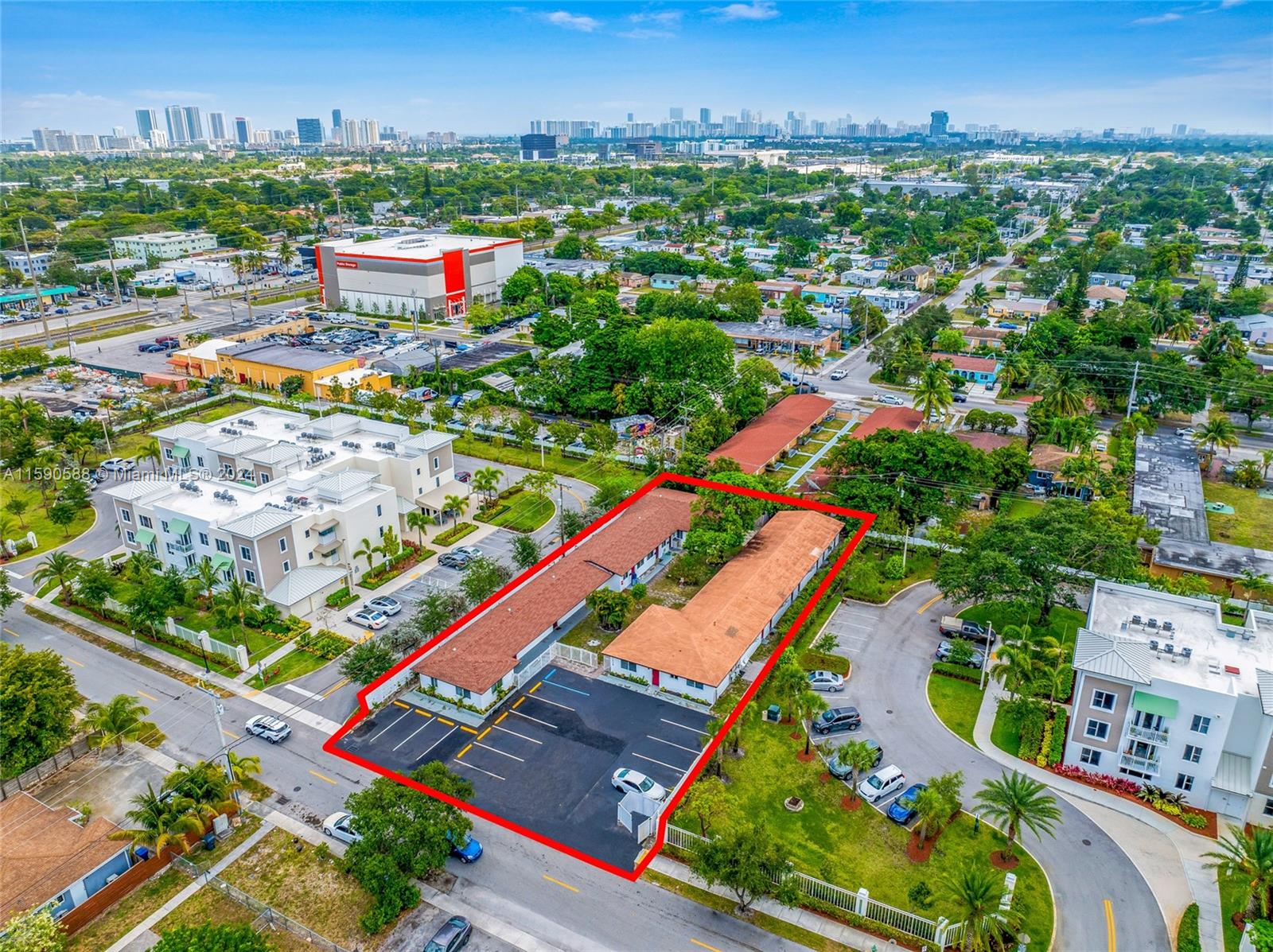 HOLLYWOOD LITTLE RANCHES - Residential Income