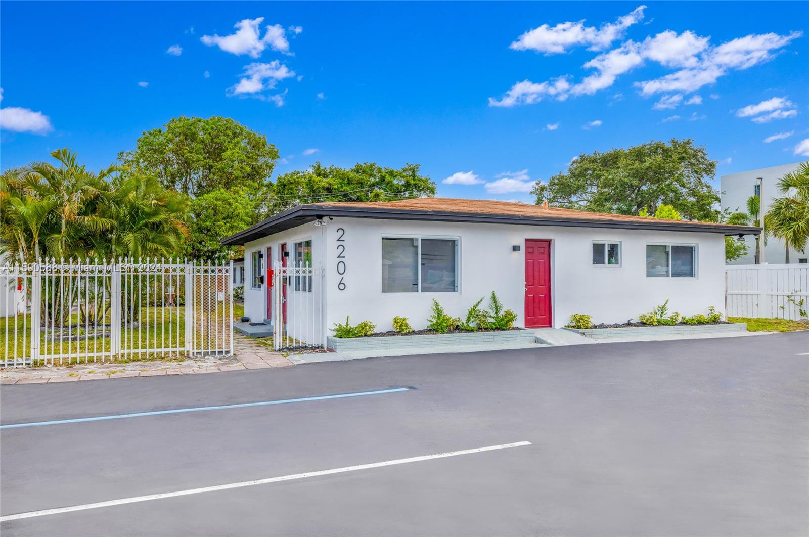 HOLLYWOOD LITTLE RANCHES - Residential Income